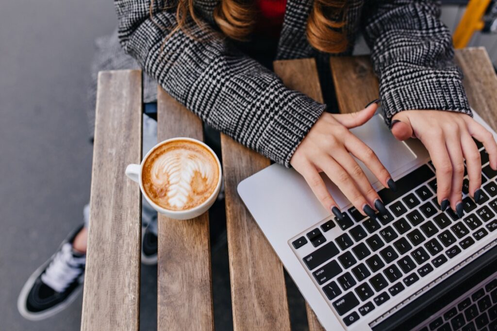 Dobór odpowiedniej matrycy w laptopie biznesowym wpływa na komfort pracy, dokładność odwzorowania kolorów oraz bezpieczeństwo przetwarzanych danych