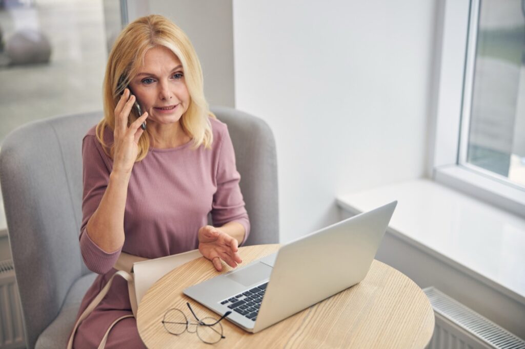Wybór laptopa firmowego rzadko kończy się na samej decyzji o modelu urządzenia.