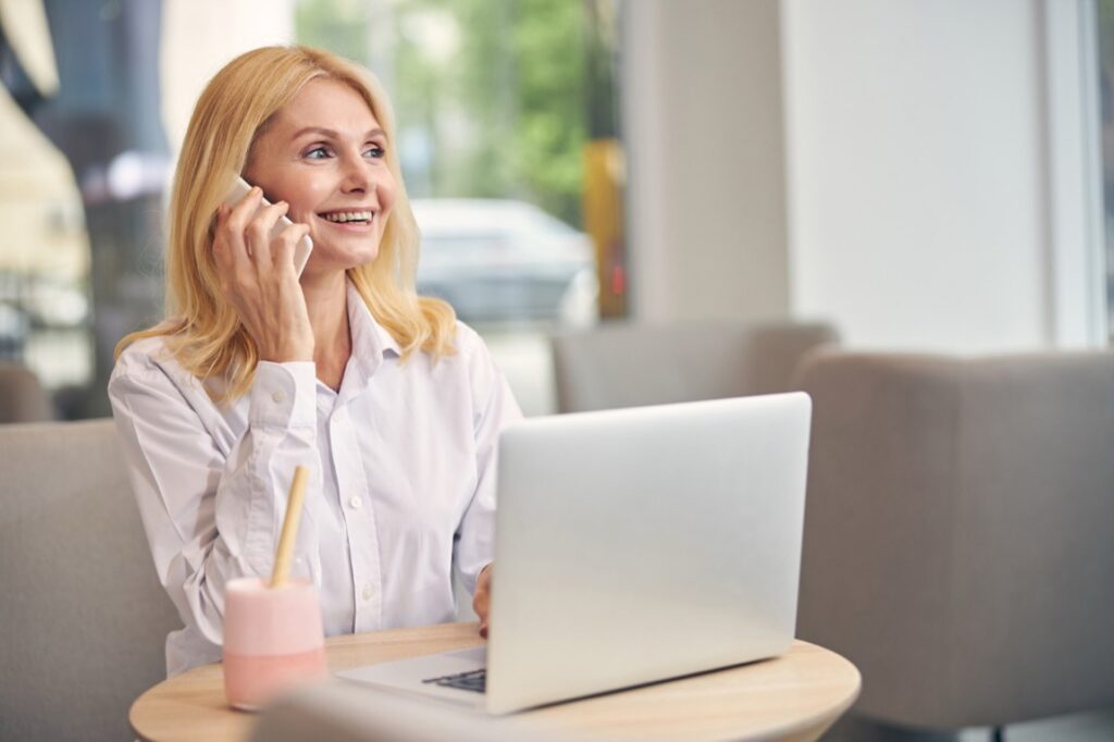 Wybór laptopa firmowego rzadko kończy się na samej decyzji o modelu urządzenia.
