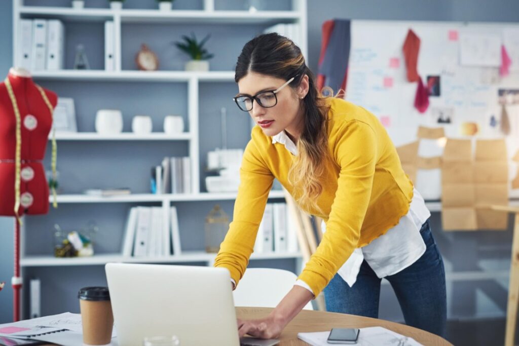 W segmencie notebooków biznesowych kluczowe znaczenie ma stabilność, bezpieczeństwo i przewidywalność środowiska pracy