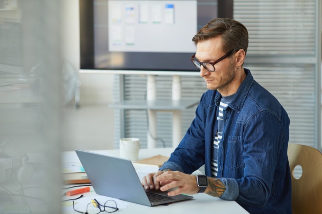 Notebook HP ProBook 4 G1i 16 został zaprojektowany jako narzędzie pracy dla środowisk korporacyjnych i hybrydowych, gdzie kluczowa jest nie tylko wydajność, lecz także wszechstronność podłączania urządzeń peryferyjnych oraz jakość komunikacji multimedialnej