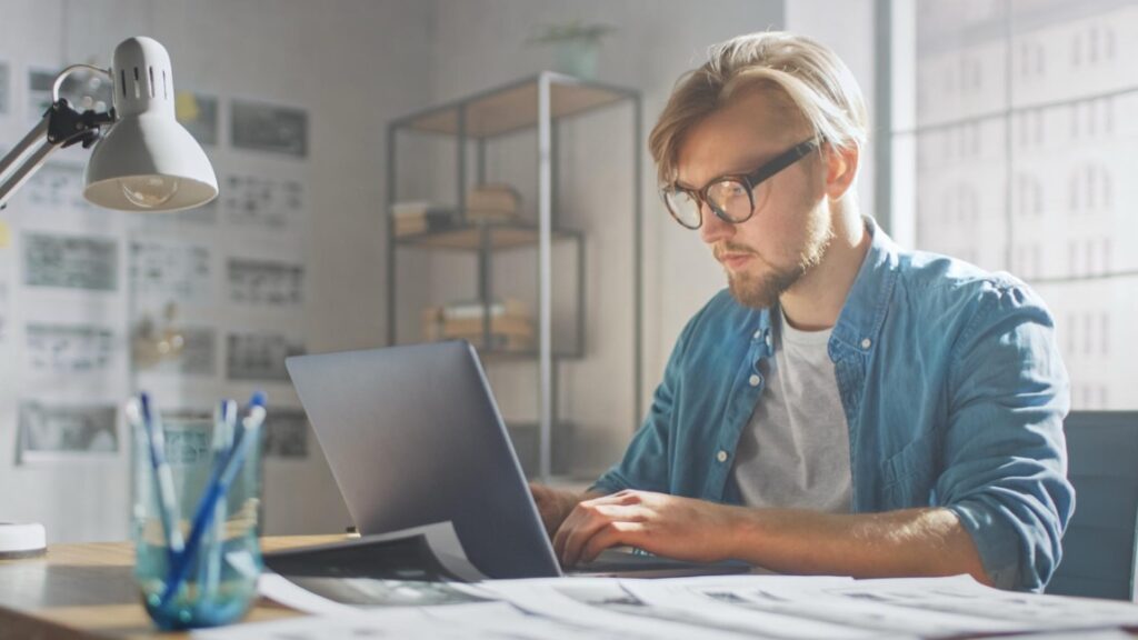 Notebook HP ProBook 4 G1i 16 został zaprojektowany jako narzędzie pracy dla środowisk korporacyjnych i hybrydowych, gdzie kluczowa jest nie tylko wydajność, lecz także wszechstronność podłączania urządzeń peryferyjnych oraz jakość komunikacji multimedialnej